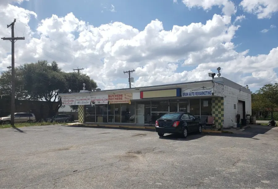 Single-story commercial building in San Antonio, Texas